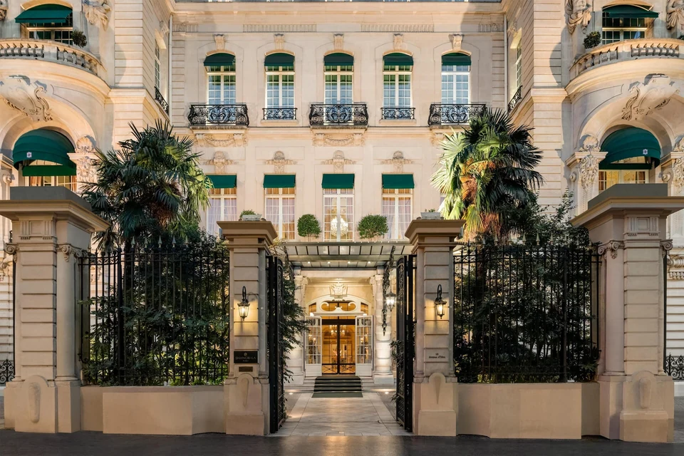Main entrance of Shangri-La Paris with its stone facade and metal gates.